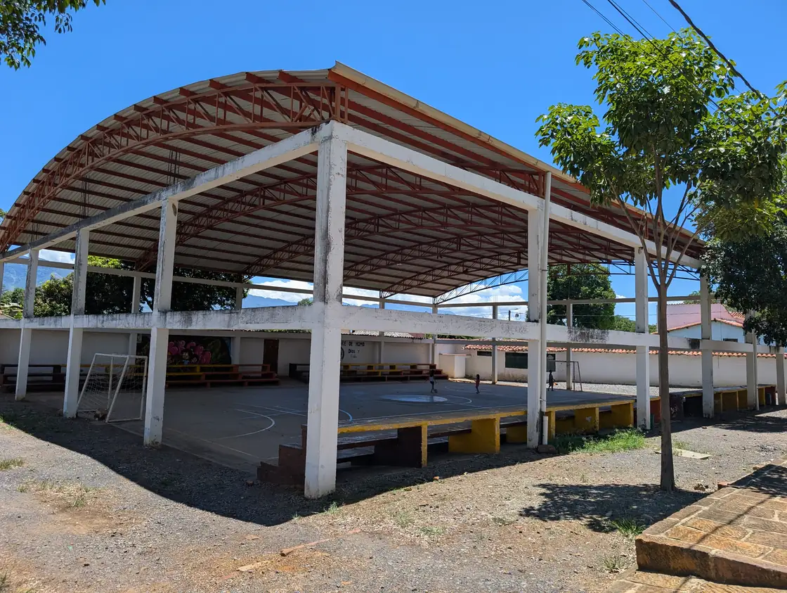 The covered community court used by Pedalea con Conciencia in Cabrera
