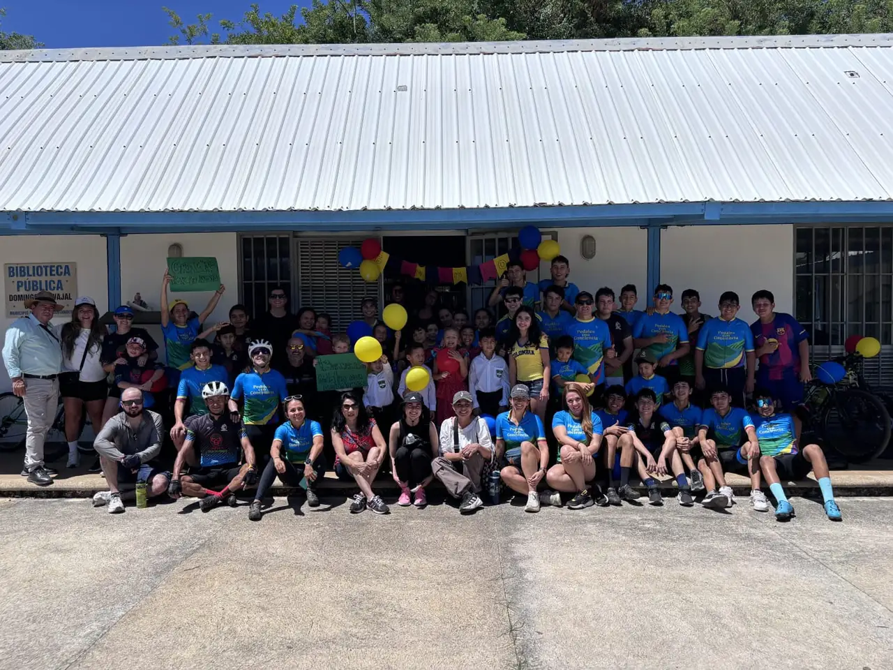 Pedalea con Conciencia participants and community members gathered in Cabrera