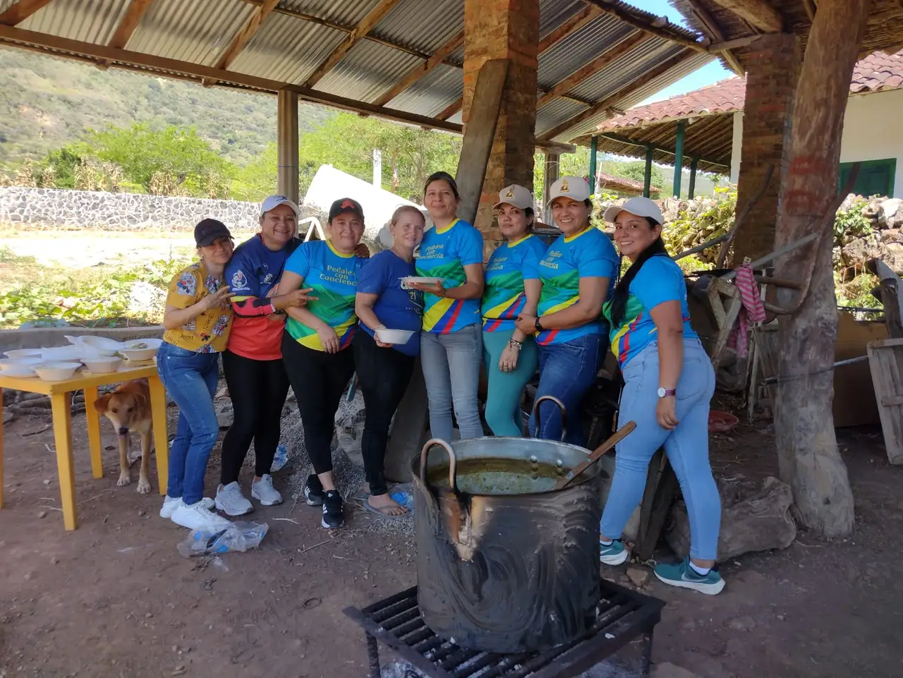 Caminos Nativos community members preparing a shared meal in Cabrera