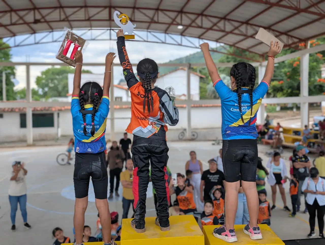 Pedalea con Conciencia participants celebrating together at a community event in Cabrera