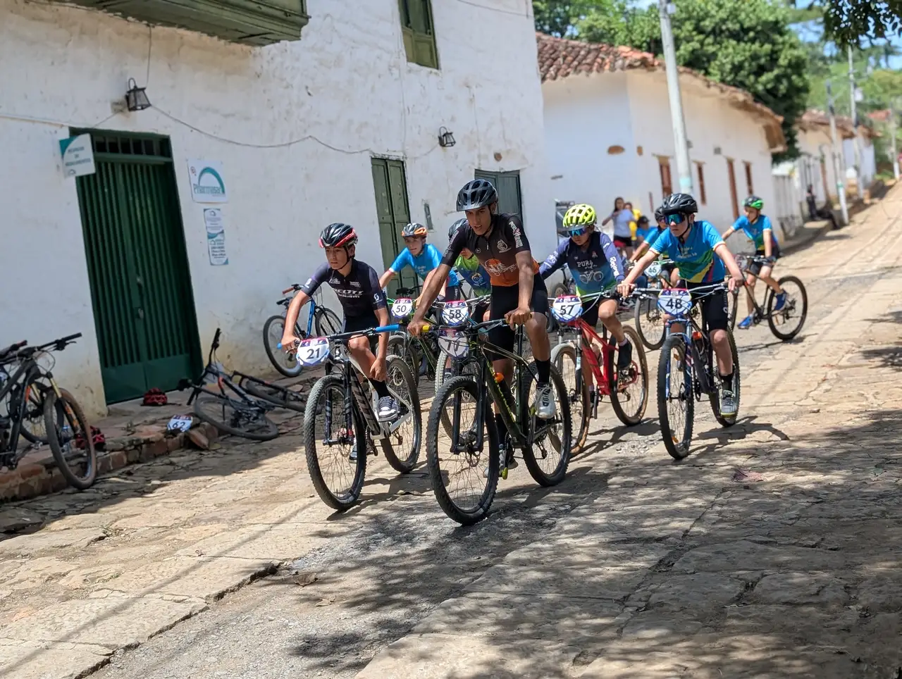 Young Pedalea con Conciencia riders setting out together through Cabrera
