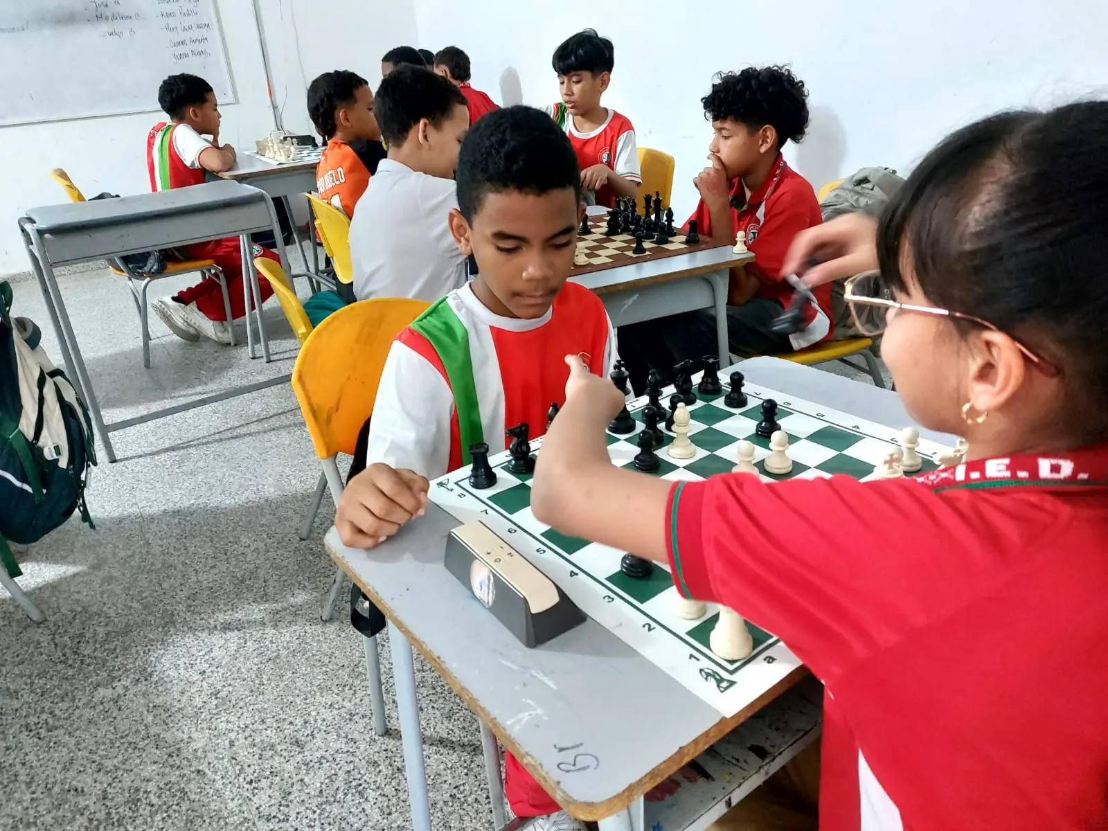 Students playing chess during a Más allá del tablero session in Santa Marta
