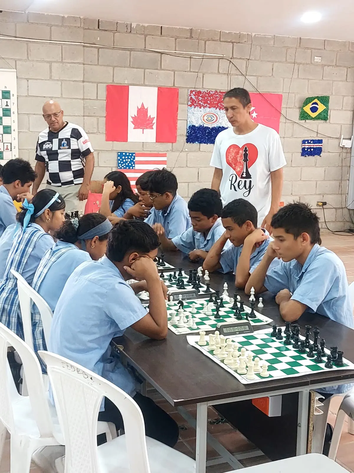 Students concentrating on chess games during a Más allá del tablero session in Santa Marta