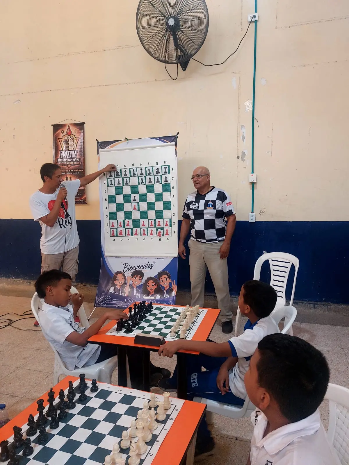 Chess instructors guiding a Más allá del tablero school session in Santa Marta